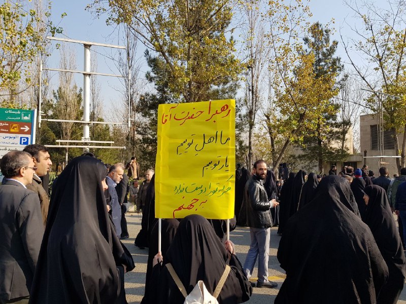 نمازگزاران با سر دادن شعارهایی اغتشاشات اخیر را محکوم کردند+ تصاویر