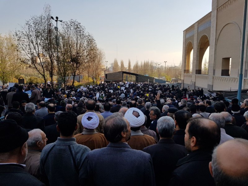 نمازگزاران با سر دادن شعارهایی اغتشاشات اخیر را محکوم کردند+ تصاویر